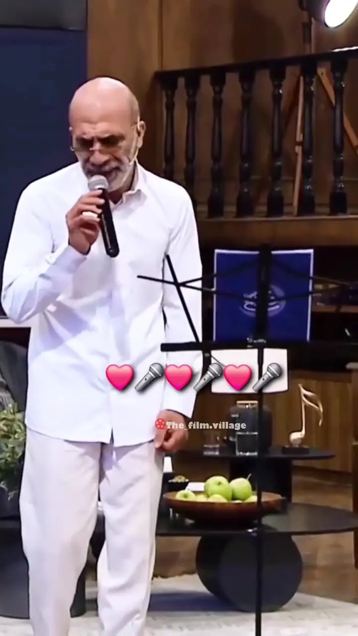 فیلم سکانس خندان /  حامد آهنگی یه قمیشی آورده تو شب آهنگی و بهش میگه مرسی که به ایران برگشتی !