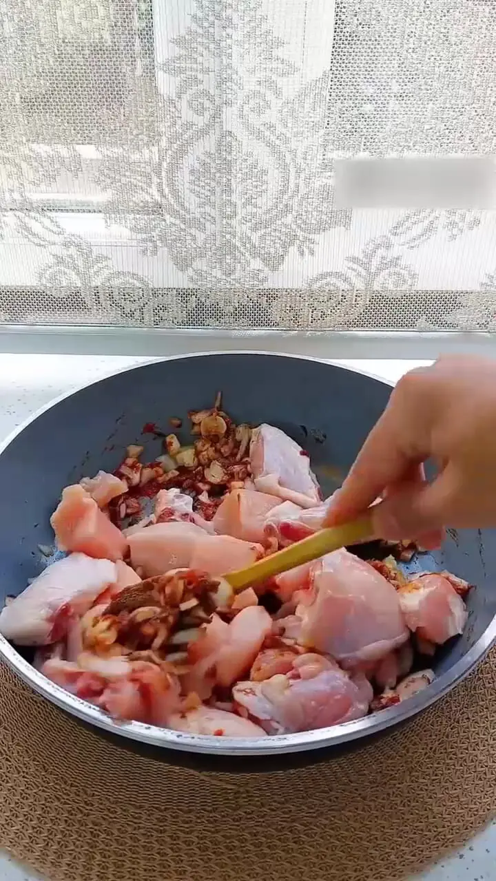 جوجه ترش تابه‌ای، طعمی ملس و دل‌چسب در هر لقمه+ فیلم