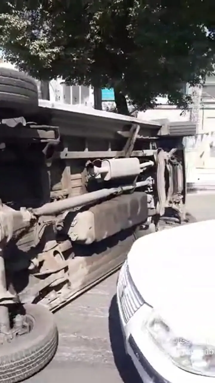 واژگونی آمبولانس حامل مسافر در اصفهان / یکی از پرسنل اورژانس دچار مصدومیت شد