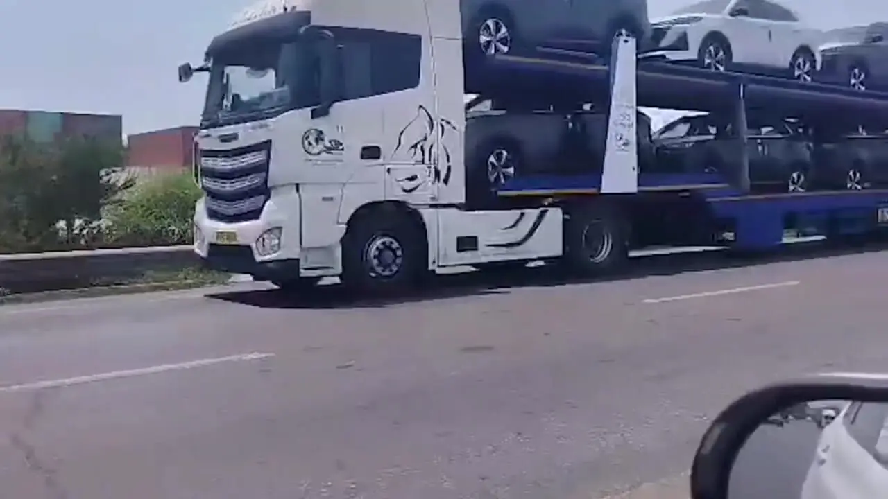 ترخیص 2 هزار و 250 دستگاه خودروی نو وارداتی با پیگیری دستگاه قضایی در بندر شهید رجایی بندرعباس