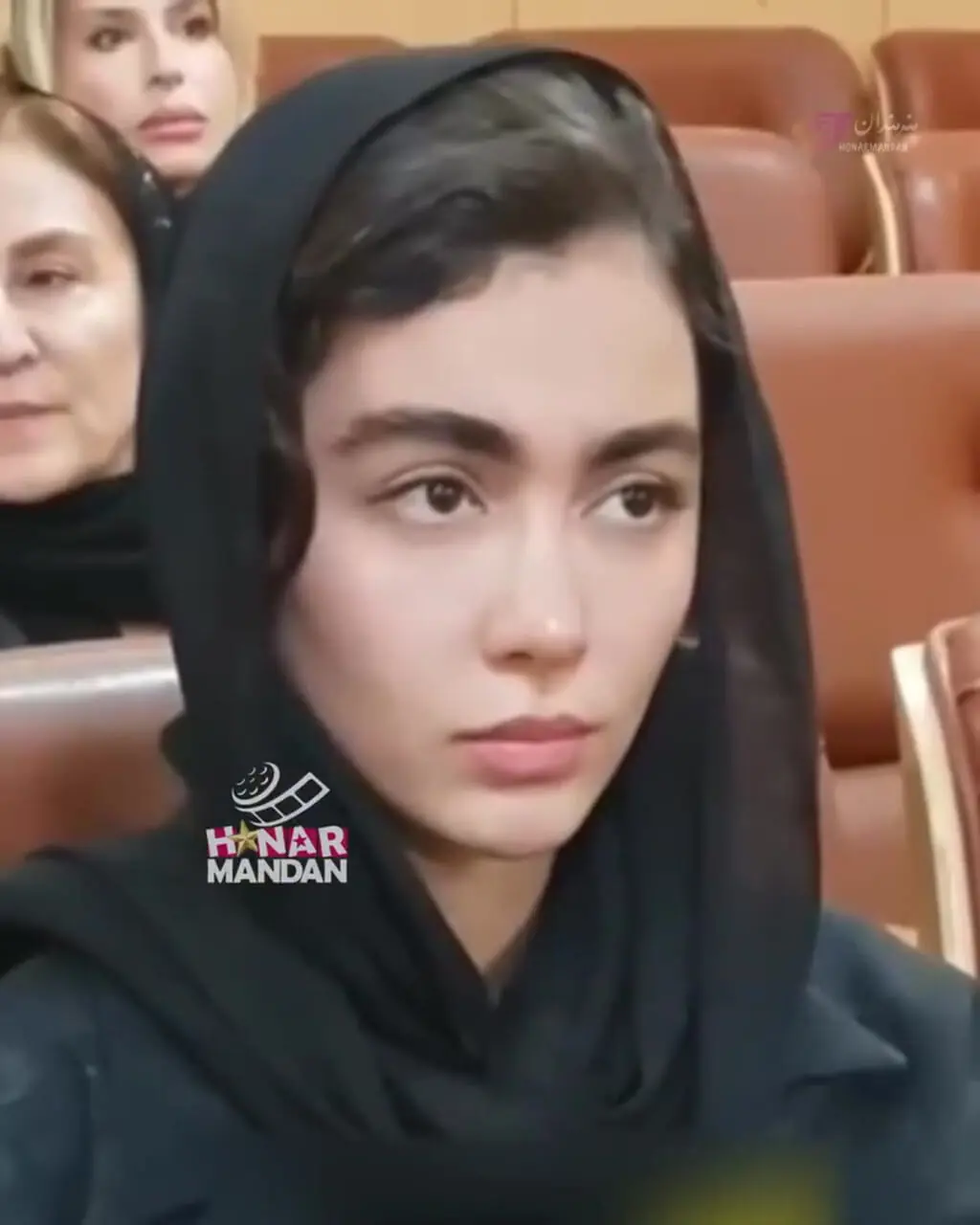 غم سنگین محسن تنابنده در مراسم ختم همسرش در پایتخت «ریما رامینفر»/ حضور دلگرم کننده سیما تیرانداز، علی امین حسنی، نسرین نصرتی در ختم عزیز از دست رفته همای سریال پایتخت