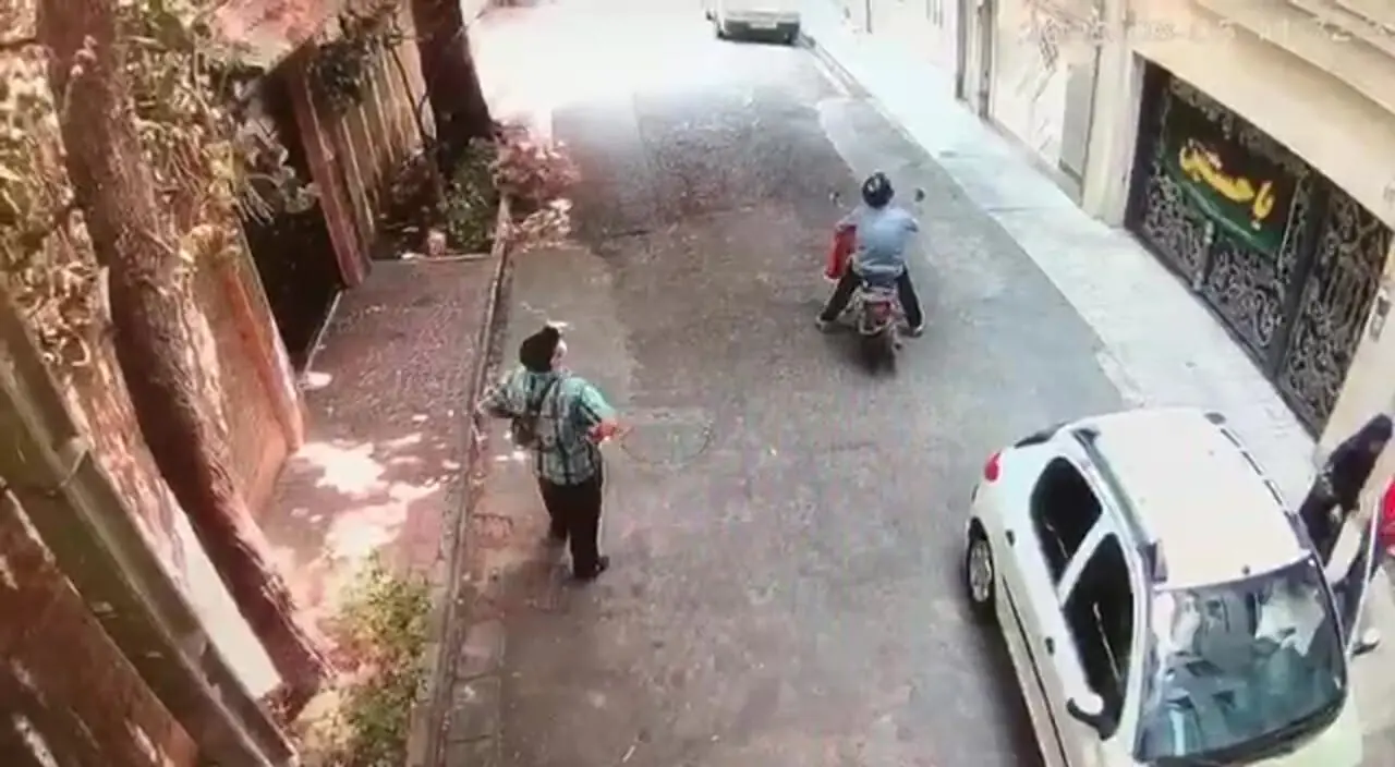 فیلم زورگیری دو موتور سوار از زن پژو سوار جلوی در خانه اش / پسر بچه ای که از ترس دزد به دزد پناه برد