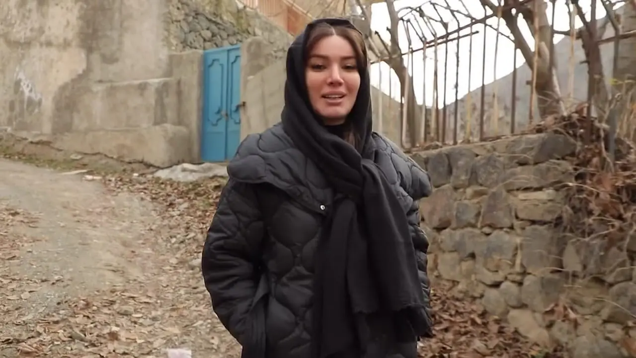 نگاهی به خانه صحرا اسداللهی در دل کوه های کندر کرج / چیدمان مدرن و سنتی از کرسی دلبرانه اش تا لوستر سه متری، خانه دوبلکس / از دیوار های شیشه ای تا آشپزخانه طلاکوب و...