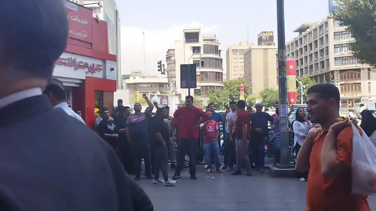 شعار هواداران پرسپولیس در مقابل بانک شهر 