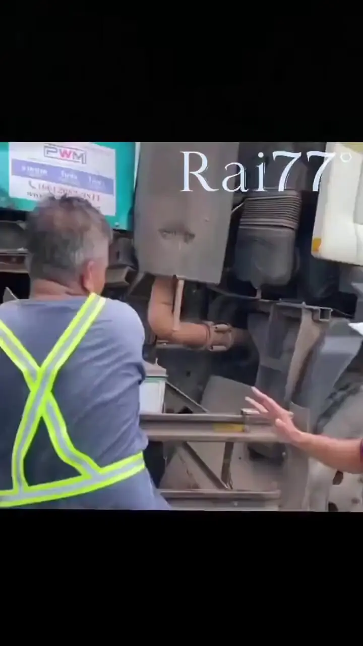 فیلم برخورد کامیون با ماشین جاده‌سازی