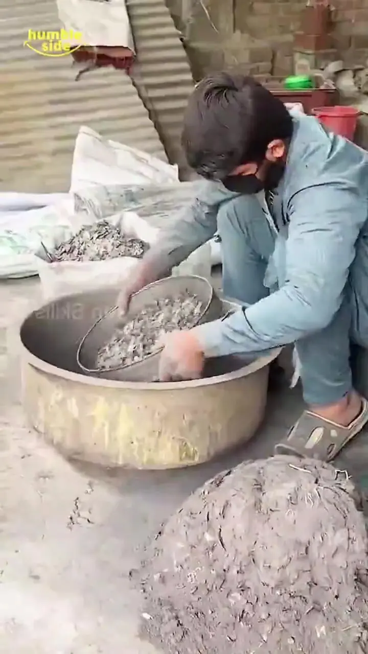 فیلم استخراج طلا از تلفن همراه