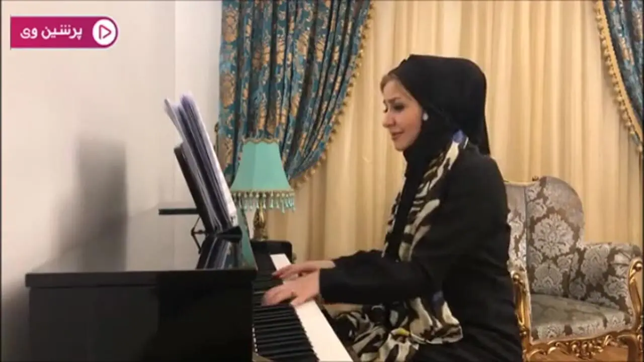 فیلم/ نگاهی به دکوراسیون زیبای خانه خاله شادونه هنگام زدن پیانو در اتاق پذیرایی اش / از پرده های درباری تا آباژور دکوری و پیانو کنار خونه...
