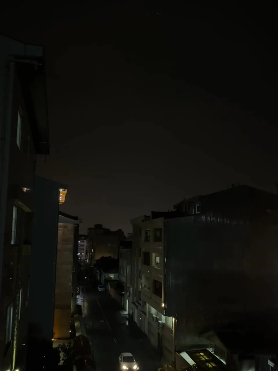 فیلم لحظه رعدوبرق در آسمان انزلی امشب ٢۵ مرداد ١۴٠۴