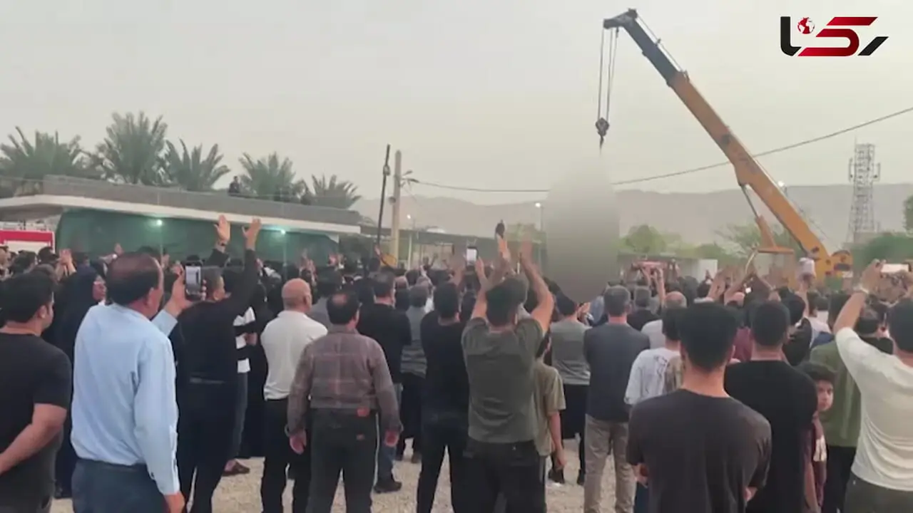 فیلم لحظه خوشحالی و بوسه فرستادن پدر خانواده لارستانی بعد از اعدام در ملاعام قاتل بی رحم / خیالم راحت شد اعدامش کردم ...