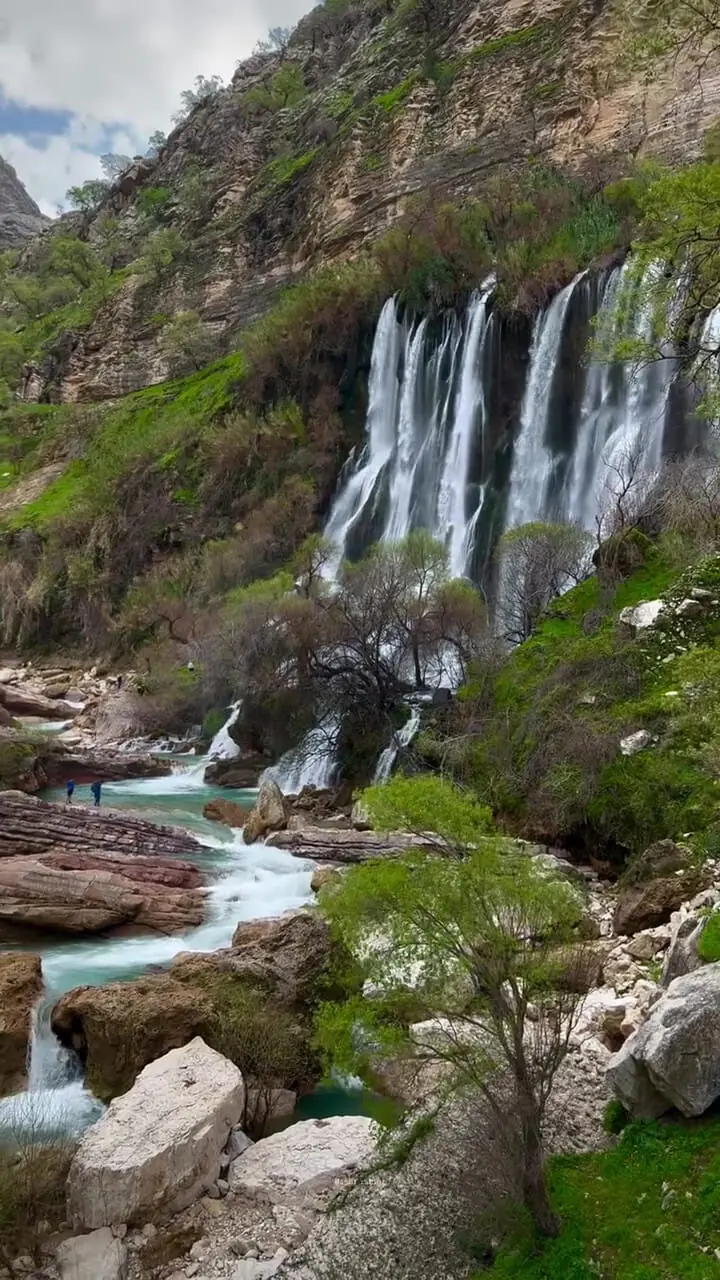 فیلم طبیعت فوق‌العاده آبشار شوی در مرز لرستان و خوزستان