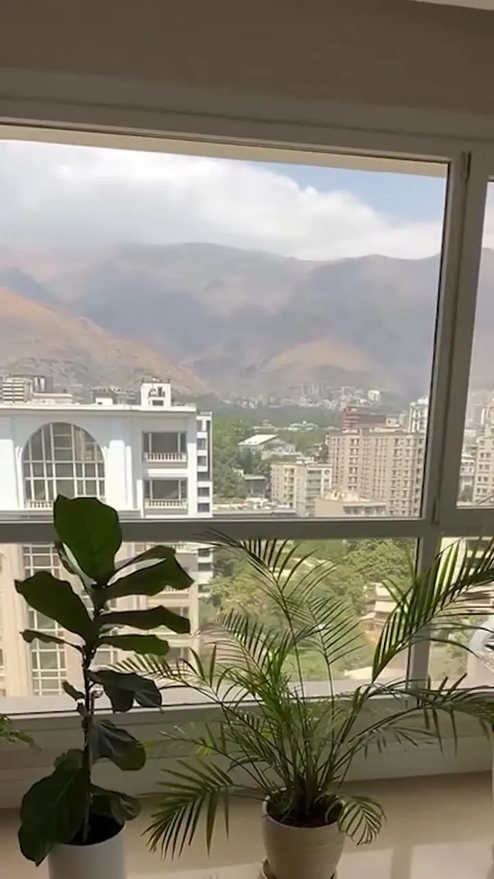 تنها فیلم منتشر شده از خانه مجلل و فوق لوکس مهران مدیری در برج معروف نیاوران / از اتاق های فول امکانات تا درهای ورودی شبه کاخ و ...