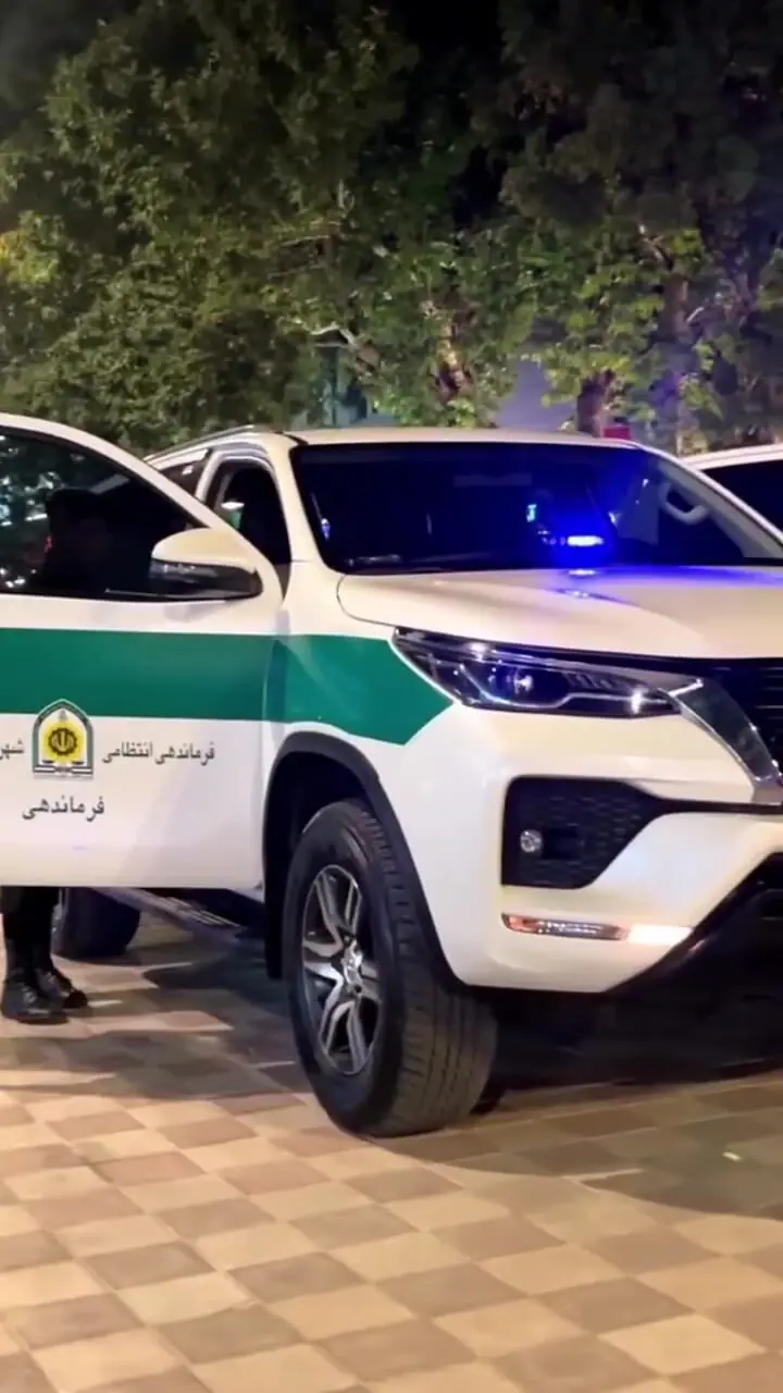 فیلم جشن تولد باشکوه یک پلیس وسط شهر توسط فرمانده اش / مگه پلیس ها هم ....