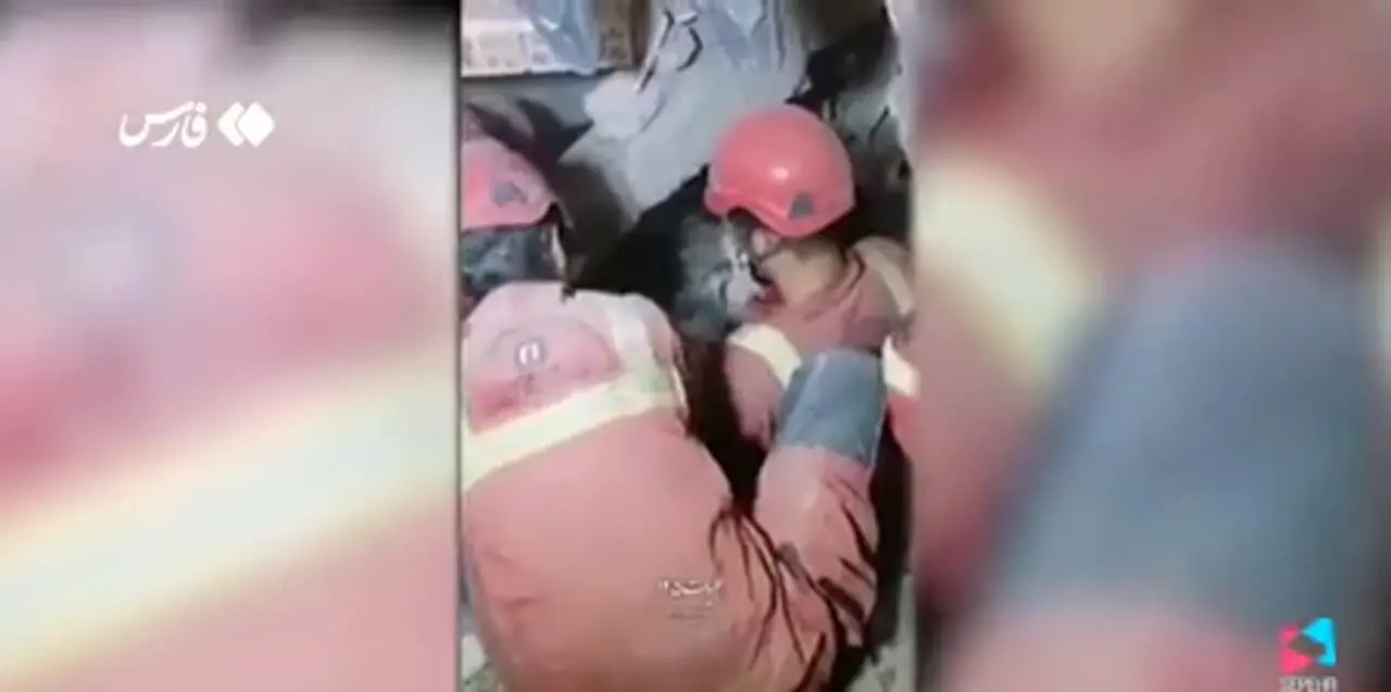 فیلم / مصاحبه سربازی که در حمله اسرائیل به زندان اوین همراه هم خدمتی هایش ۱۲ ساعت زیر آوار ماند
