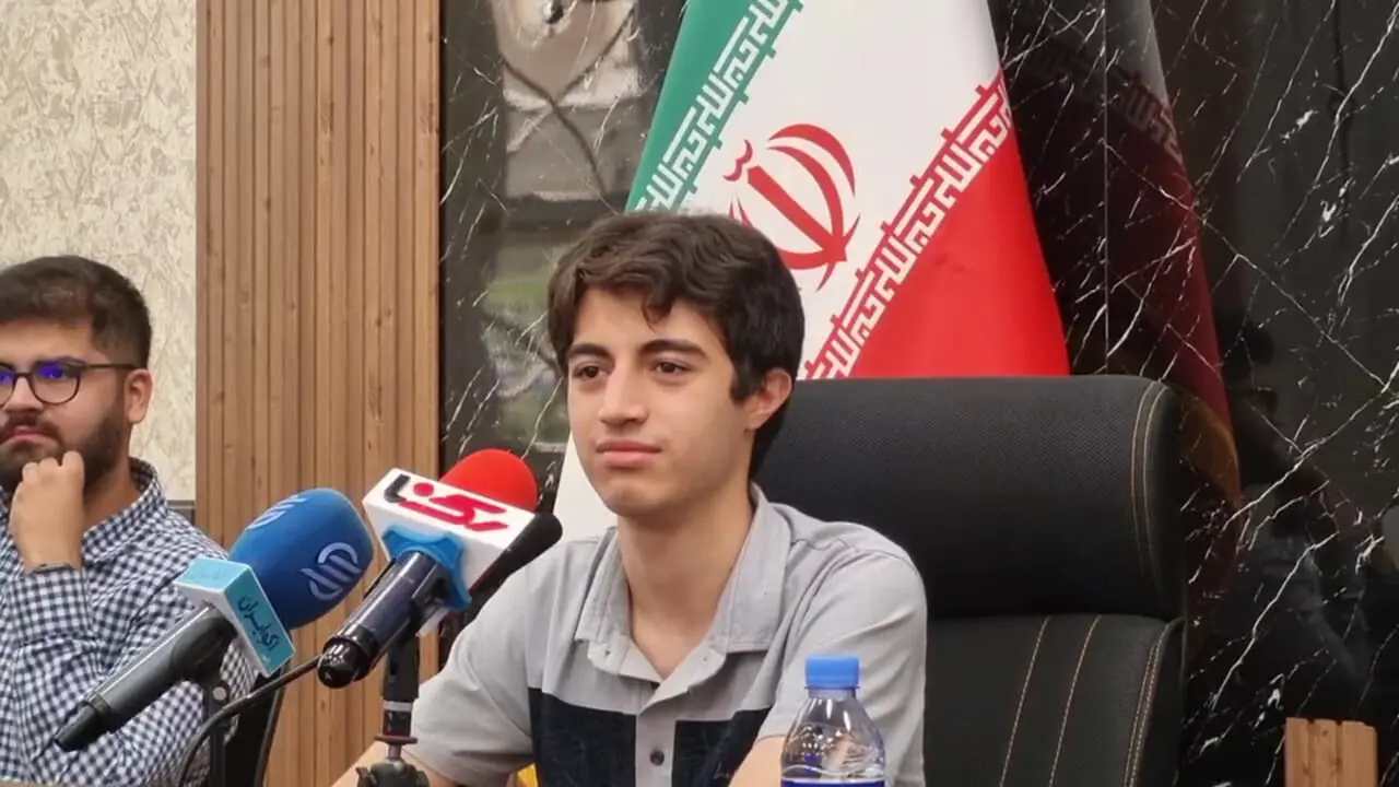 فیلم پاسخ های جالب دانش آموز مشهدی که طلای المپیاد اقتصاد را کسب کرد /  بدون برنامه ریزی مقام آوردم! 