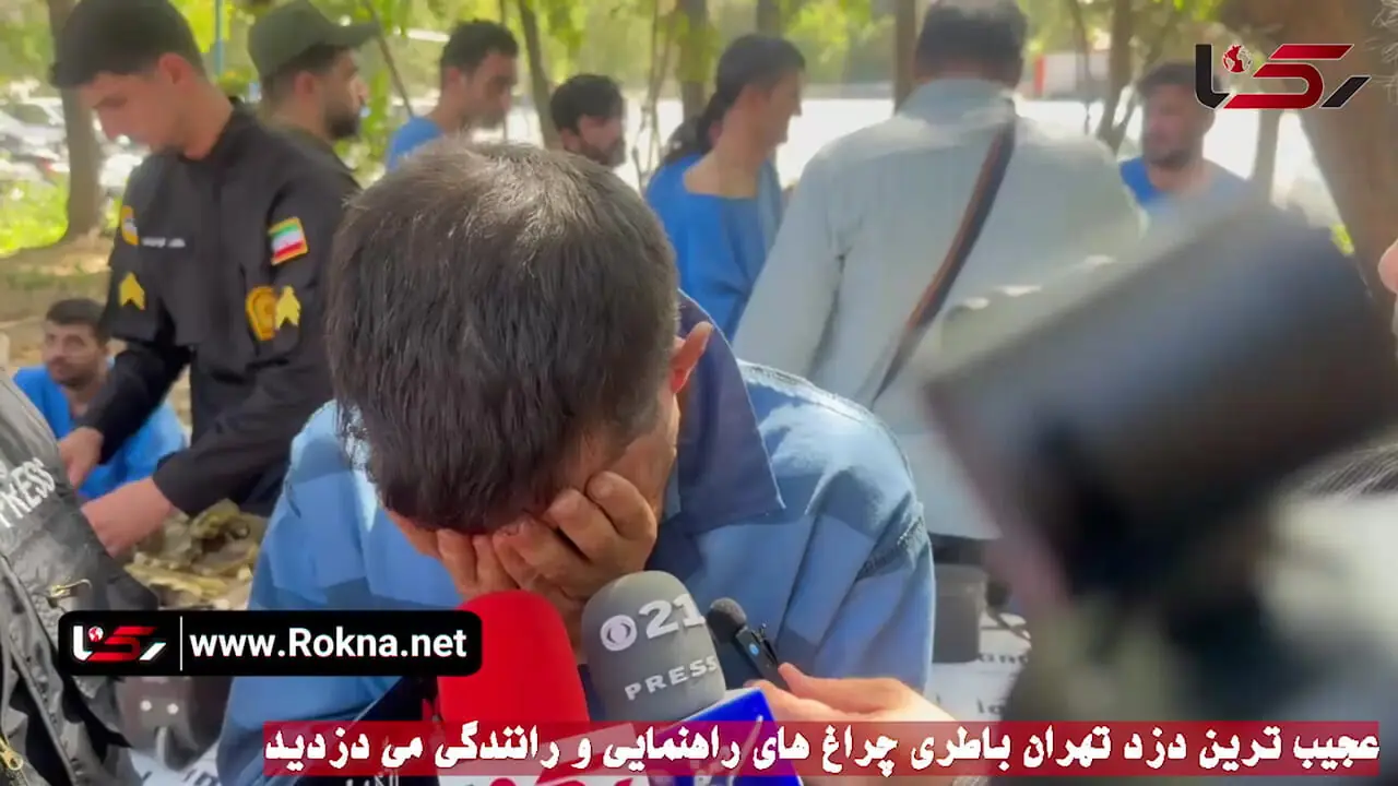 فیلم/ عجیب ترین دزد تهران را بشناسید / شگردش سرقت باطری های چراغ راهنمایی و رانندگی بود