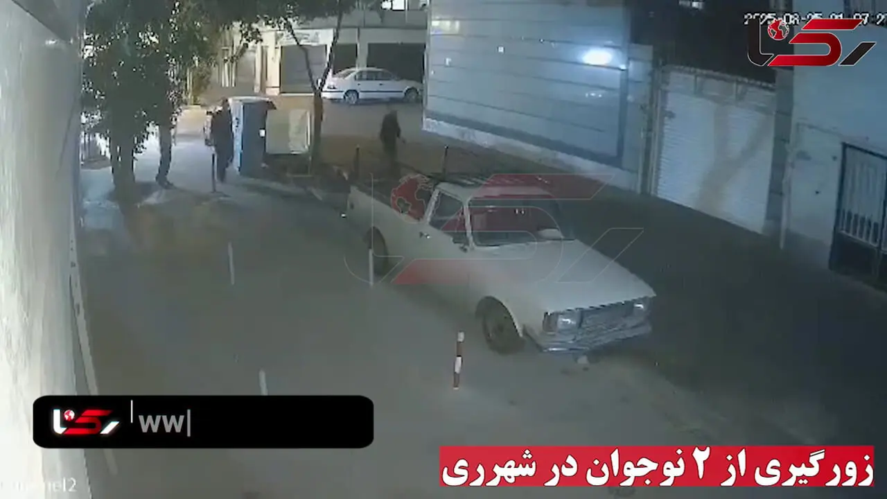 فیلم لحظه حمله وحشیانه اراذل و اوباش به 3 نوجوان در شهرری /  پسر نوجوان چاقو چاقو شد / مهاجمان را می شناسید ؟!
