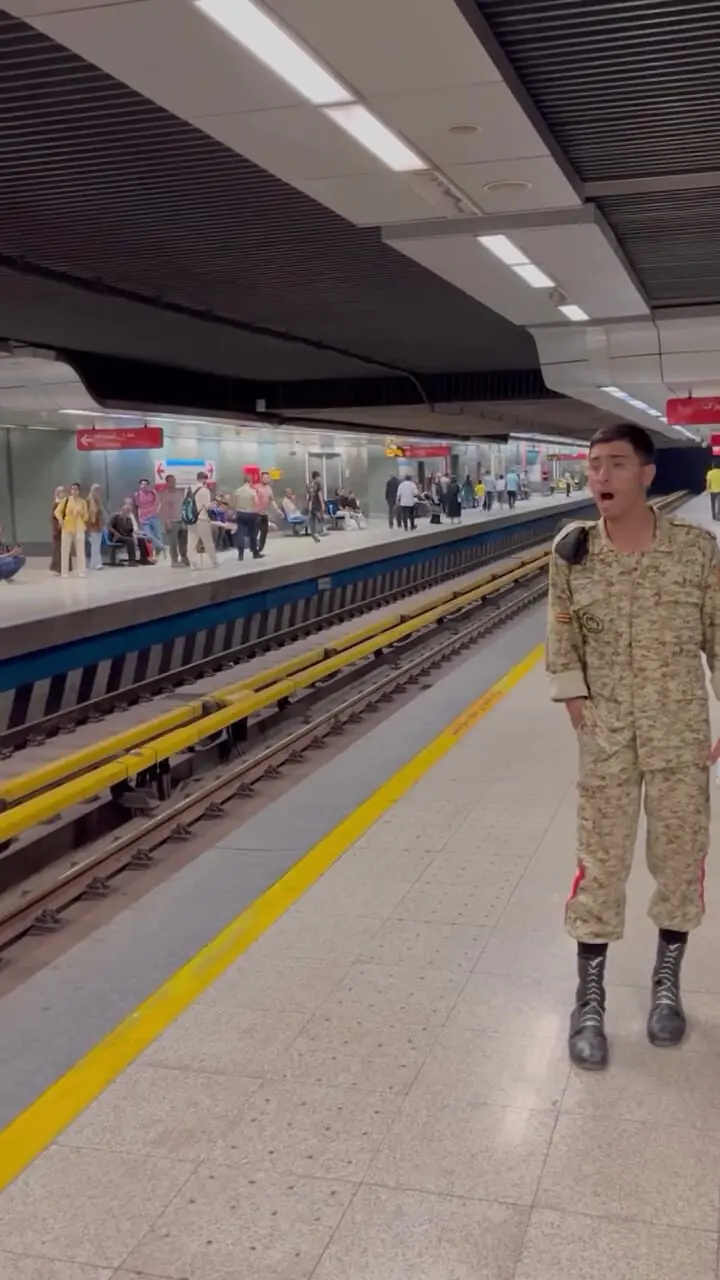 صدای طلایی در مترو تهران / اجرای دلنشین سرباز جوان همه را شگفت‌زده کرد + فیلم