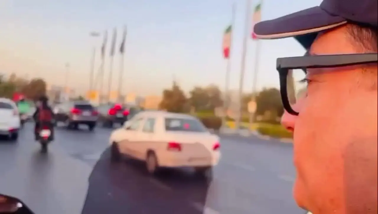فیلم / همایون شجریان روی موتور دور میدان آزادی می چرخد و آواز می خواند 