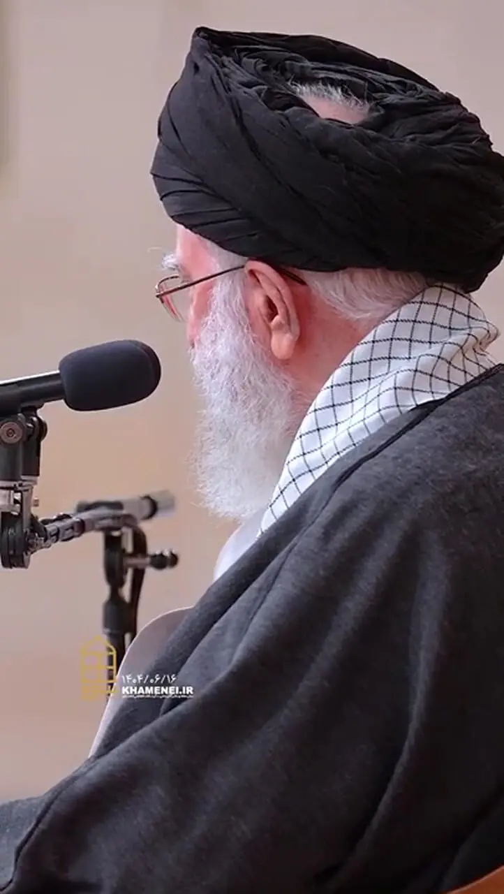 فیلم / لحظاتی از گفت و گوی خصوصی رئیس جمهور با حضرت آیت الله خامنه ای، رهبر انقلاب