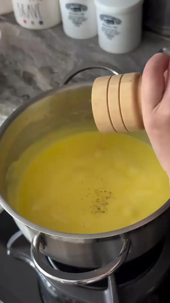 مک‌اند‌چیز با مرغ سوخاری، طعمی کرمی و پنیرین با مرغی ترد و خوش‌عطر + فیلم