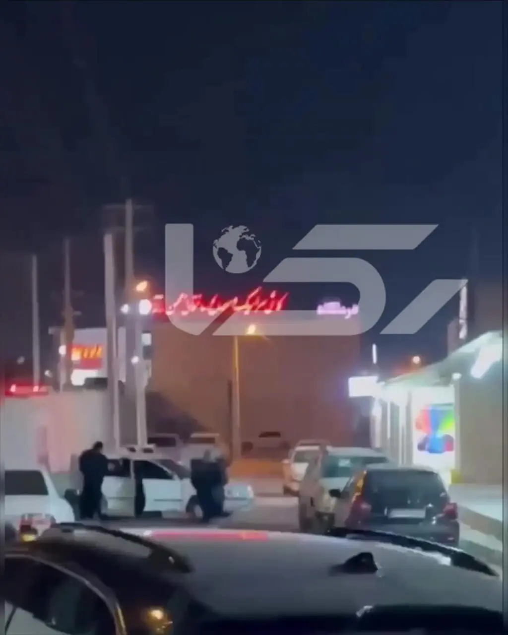 فلیم لحظه فرار ۵ سارق لباس‌زنانه از طلافروشی در قشم با سمند سفید