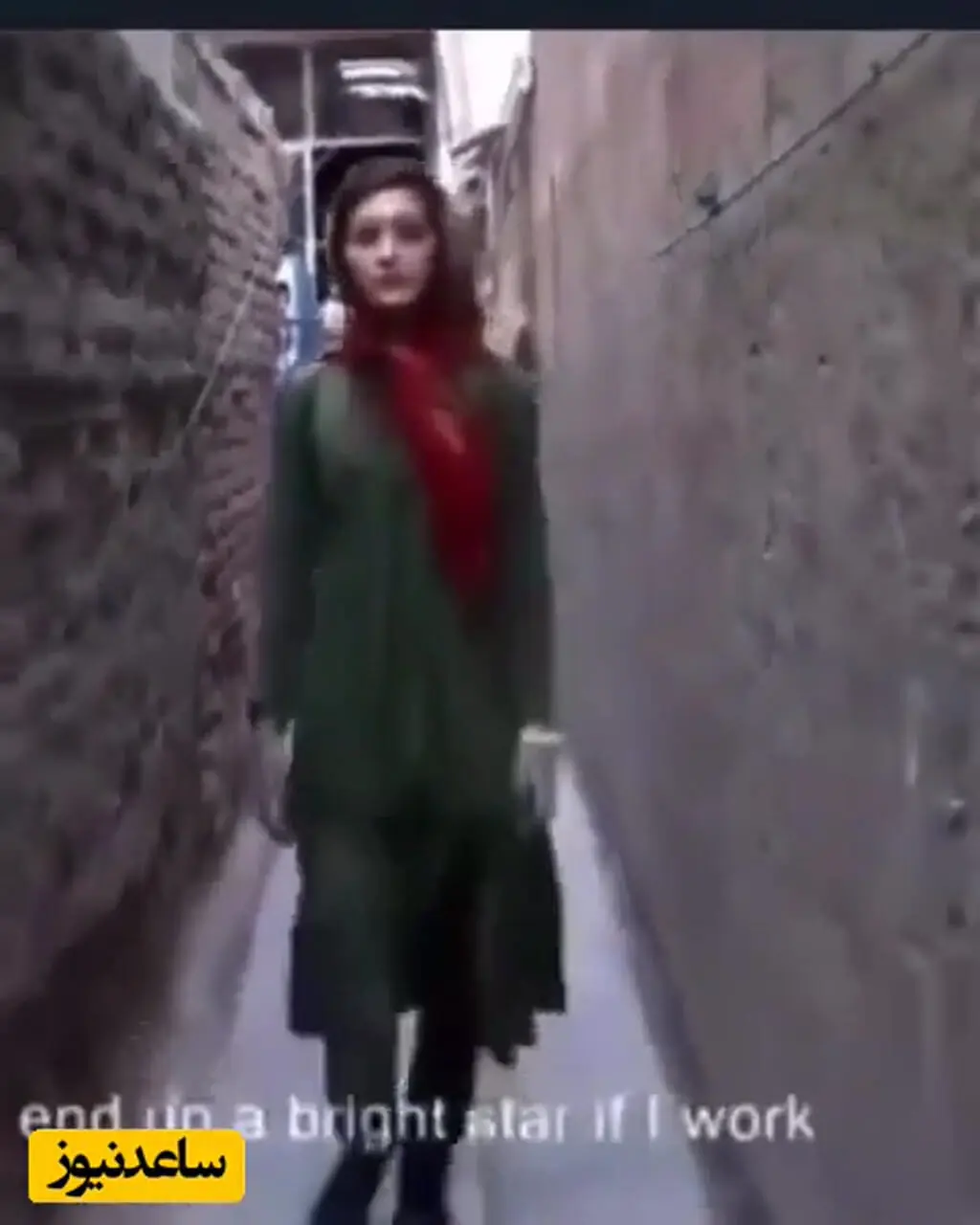 فیلم / فرشته حسینی، همسر افغانستانی نوید محمدزاده: دوست دارم تک  و تنها باشم ... / آینده درخشانی را برای خودم تصور میکنم! / نمایی از چیدمان منزل کلنگی خانم بازیگر با مخده