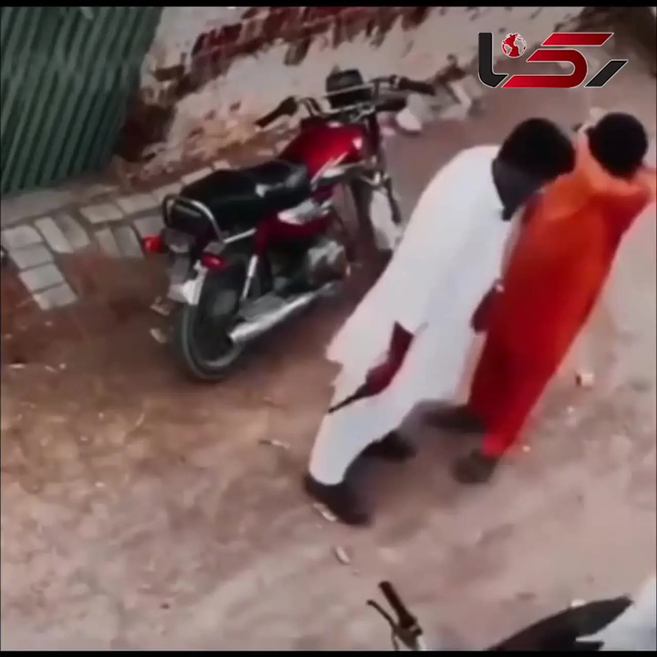 فیلم لحظه پس داد موبایل پسر جوان توسط دزدان مسلح / اشک های او دل سارقان را به رحم آورد!