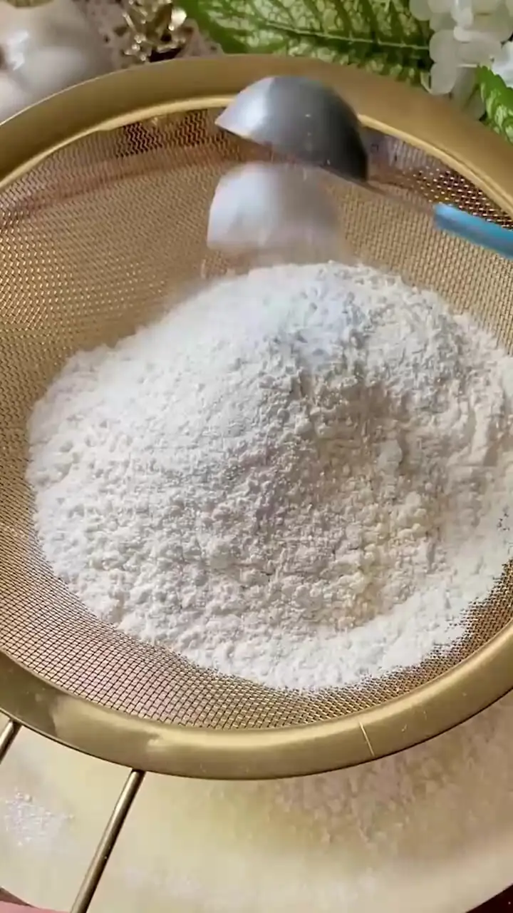 کیک هلو با کرم پنیری، نرم و خوشمزه + فیلم