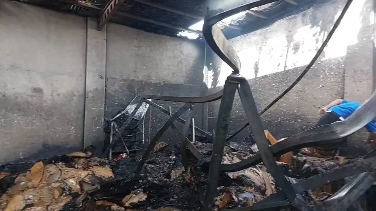 آتش‌سوزی گسترده در کارگاه تولید ساعت در جاده خاوران / سوله ۲۰۰ متری شعله‌ور شد