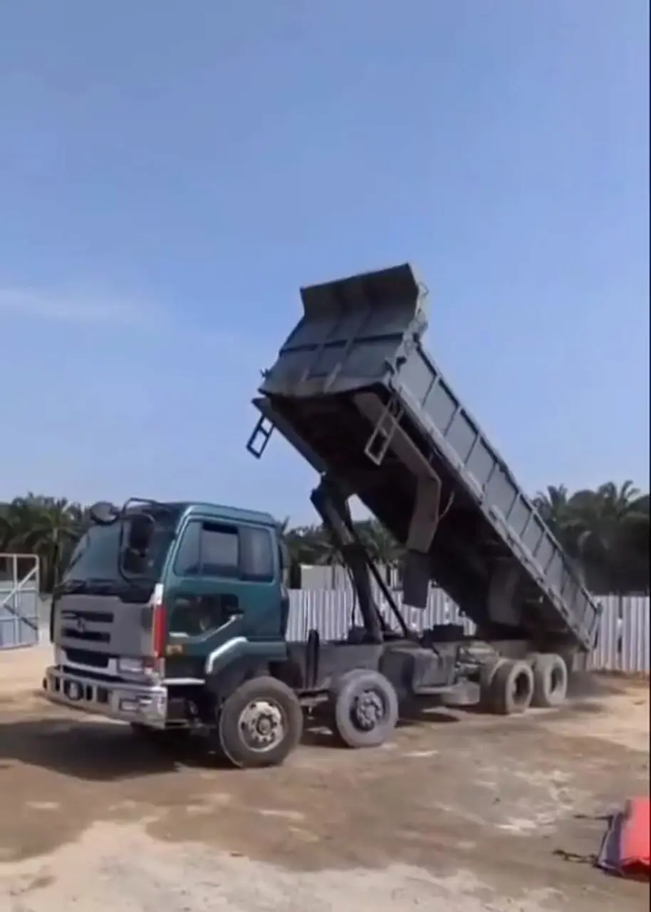 فیلم حادثه دلخراش برای راننده کامیون هنگام تخلیه بار