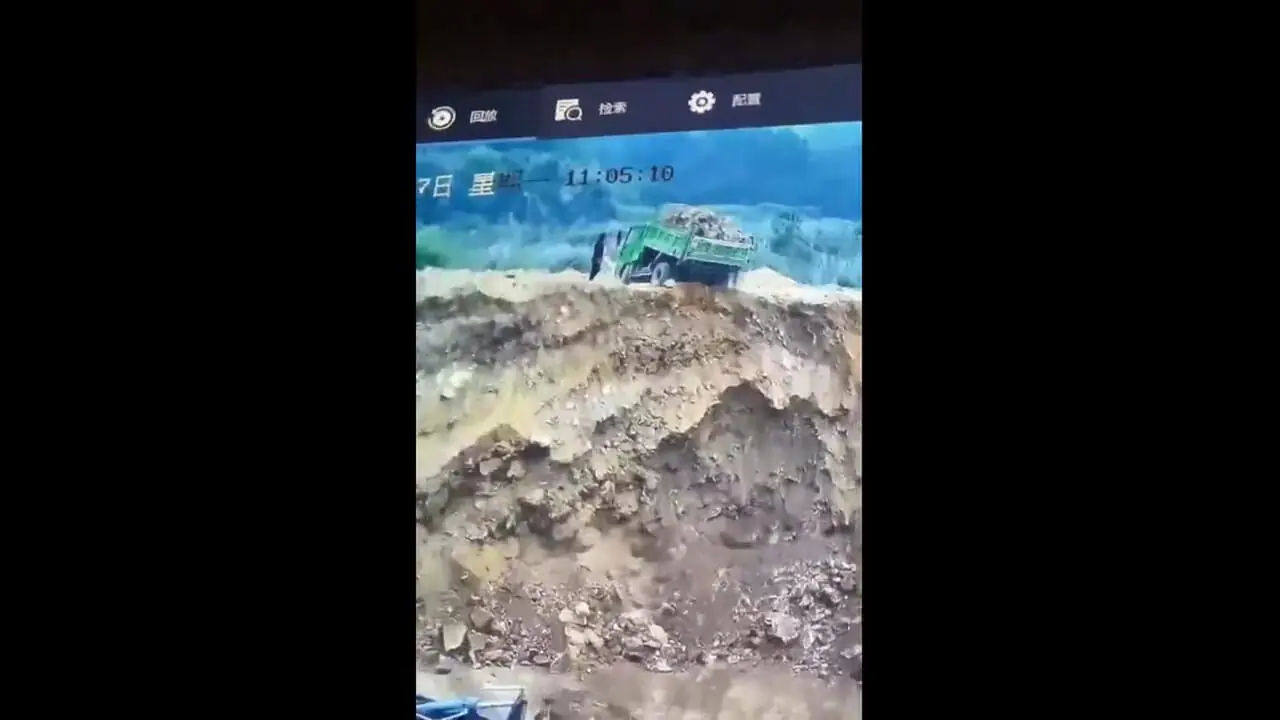 فیلم حادثه وحشتناک ریزش زمین زیر کامیون