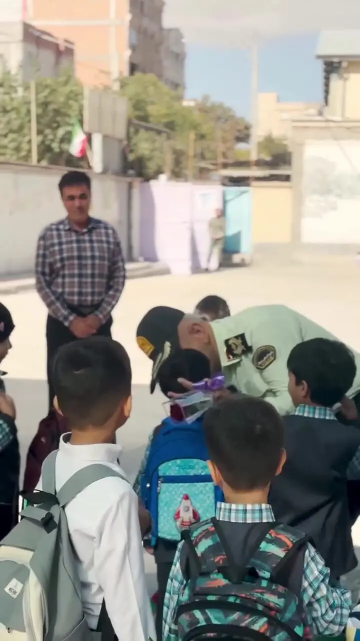 فیلم بدرقه متفاوت دانش‌آموز کلاس دومی / وقتی همرزمان پدر، دست محمد را گرفتند