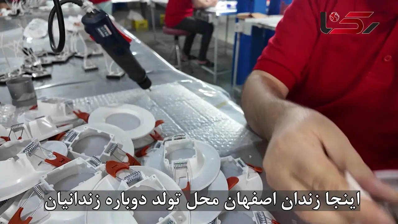 اینجا زندان اصفهان / زندانیان مشغول کارند / از کارگاه طلاسازی تا فیروزه کاری و ...
