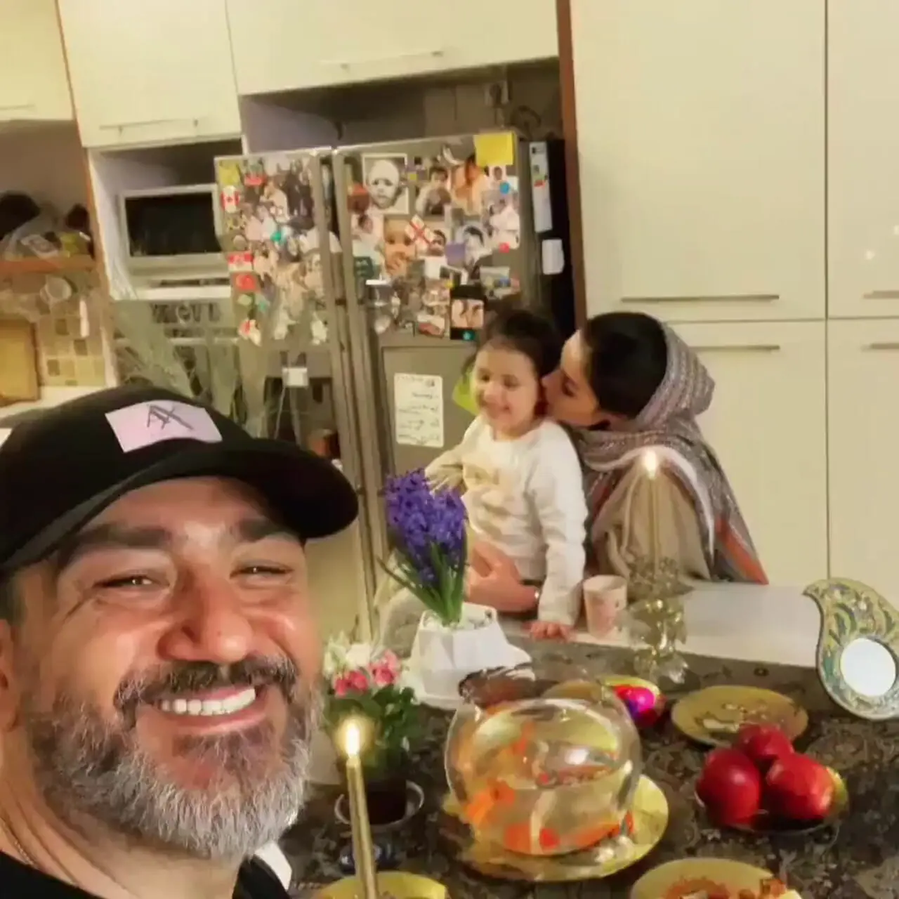 فیلم / به بهانه پخش مجدد سریال زیر آسمان شهر /  نگاهی به چیدمان و دکوراسیون خانه مدرن و شیک مهران غفوریان /  از کانتری جمع و جور و لوسترهایی مدروز تا باغچه نقلی و اتاق مجلل هانا خانوم+ویدیو و عکس