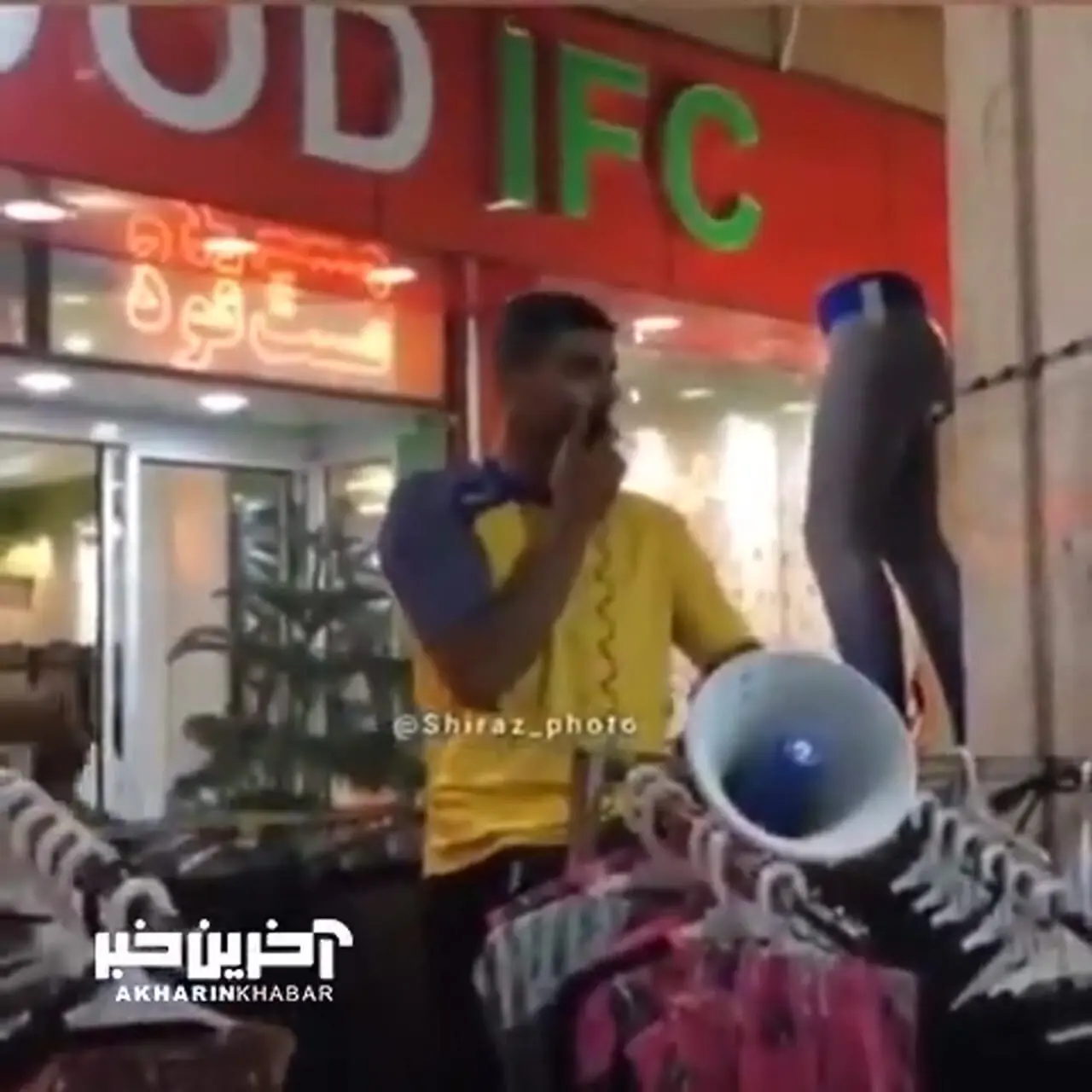 خلاقیت حماسه ساز و تحسین‌برانگیز مغازه‌دار آبادانی برای کشوندن خانم‌ها برای خرید مانتو / مرزهای بازاریابی رو جا به جا کرد ....
