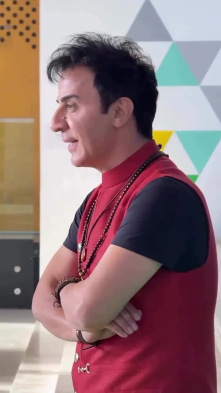 فیلم / درخشندگی خانم بازیگران در بین مردم با استایل های زیبا /  نعیمه نظام دوست باز بیشنر به چشم آمد