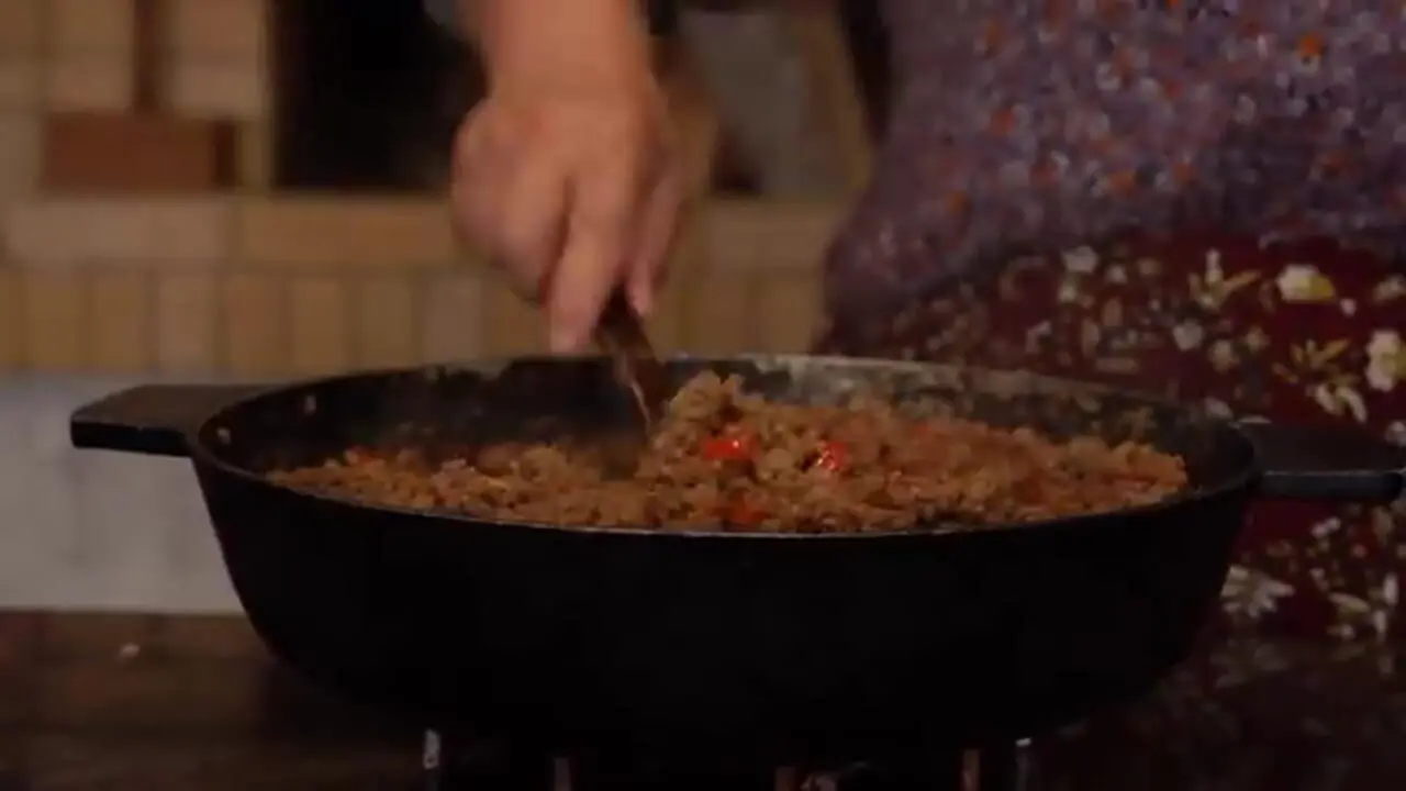 دلمه بادمجان گوشت و پنیر؛ غذای جذاب روستایی آذربایجان