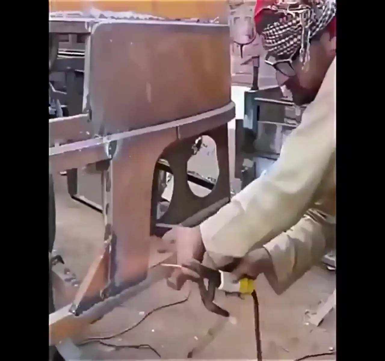 فیلم ساخت اتوبوس به شیوه غیرمعمول در پاکستان