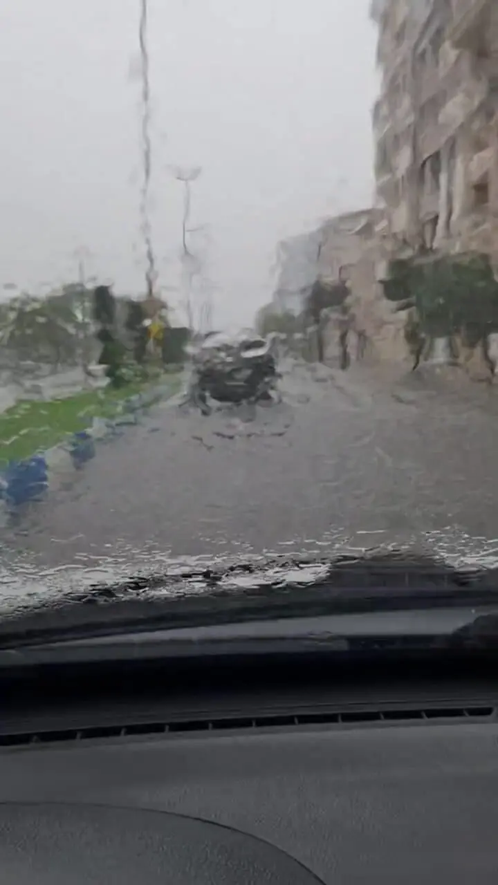 فیلم / بارش باران و آبگرفتگی شدید خیابان پاسداران بندرانزلی