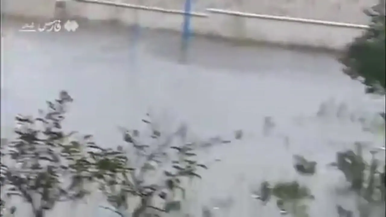 باران شدید باعث آبگرفتگی 100 خانه در انزلی شد + فیلم