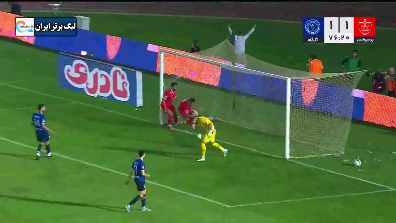 گل اول پرسپولیس توسط علی علیپور در دقیقه 77 / پرسپولیس 1 - گل‌گهر 1