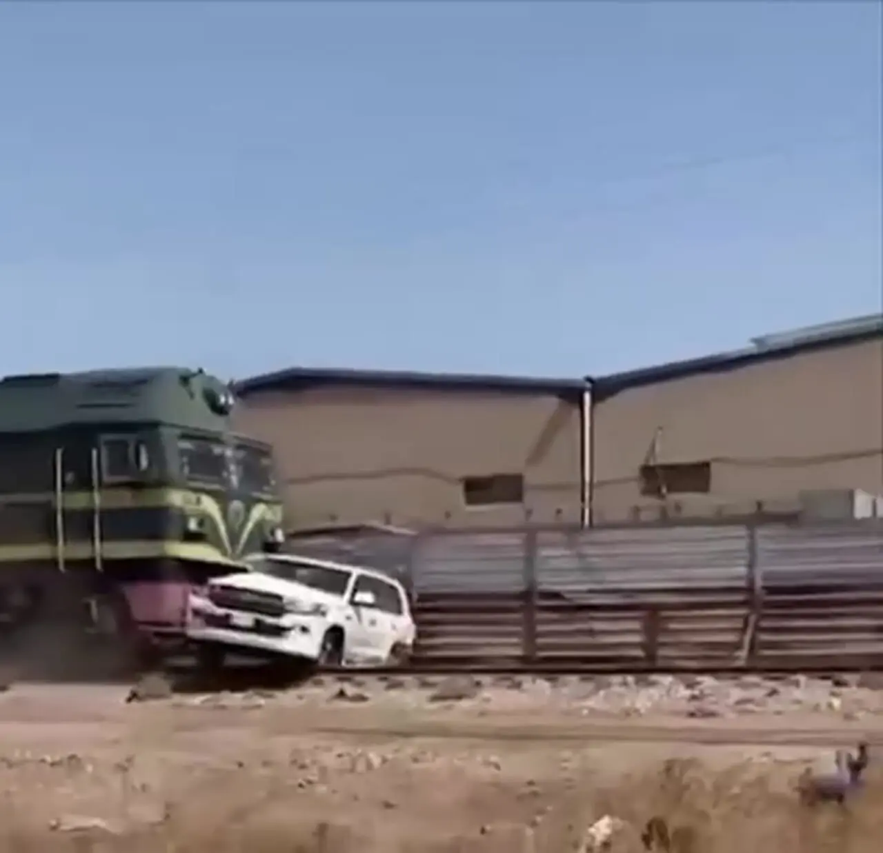 فیلم / تصادف شدید قطار با یک خودرو در شمال بغداد!
