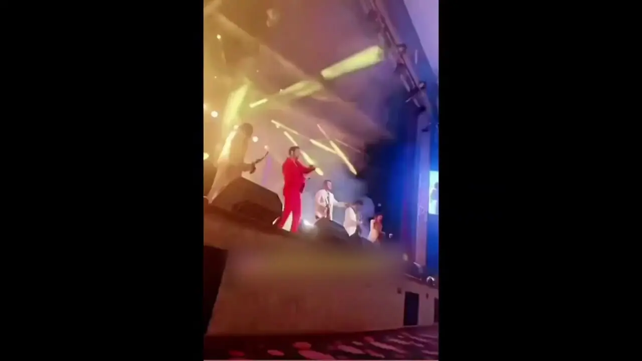 حرکات موزون و بمب انرژی لیلا اوتادی در کنسرت خواننده محبوبش فرزاد فرزین/ یه دونه حساس من عشق من خاص من ...