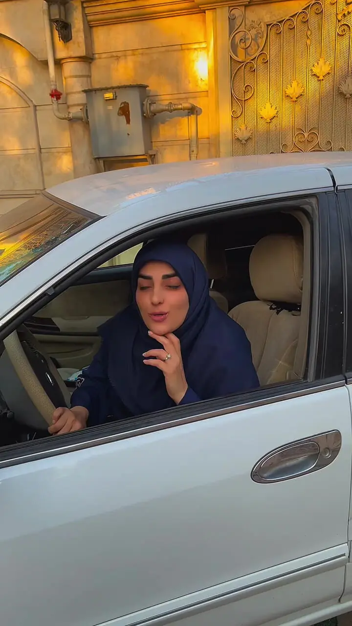 فیلم/ خوشحالی و لبخند از ته دلِ ستاره‌سادات قطبی هنگام رانندگی با ماشین دزدیده شده‌‌اش که پس از 1/5 سال پیدا شد/ ای جان چه ذوقی داره