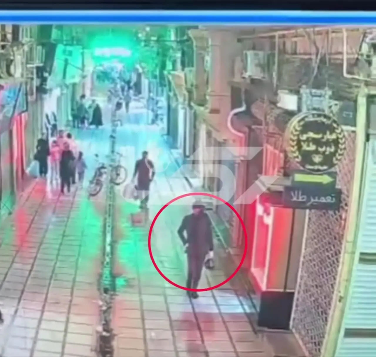 فیلم سرقت برق‌آسا از طلافروشی در میاندوآب / پلیس در جست‌وجوی سارق نقابدار 
