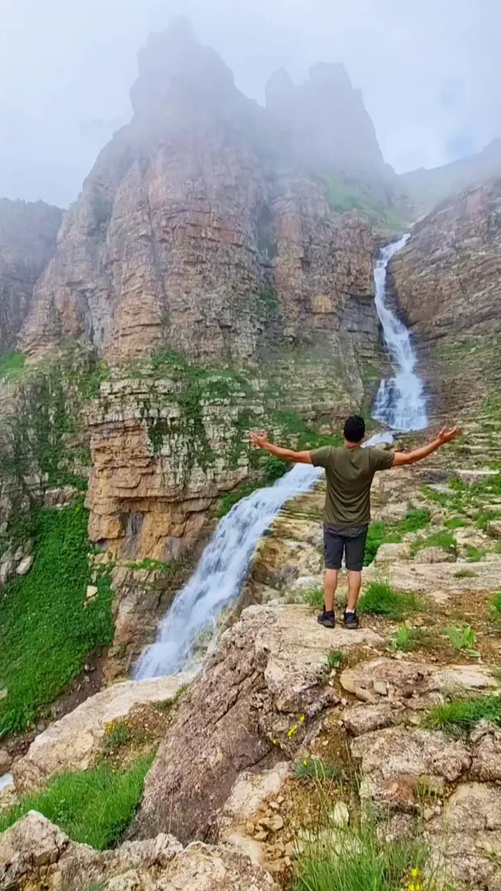فیلم طبیعت بکر و آبشار تماشایی سیاه‌چشمان مازندران