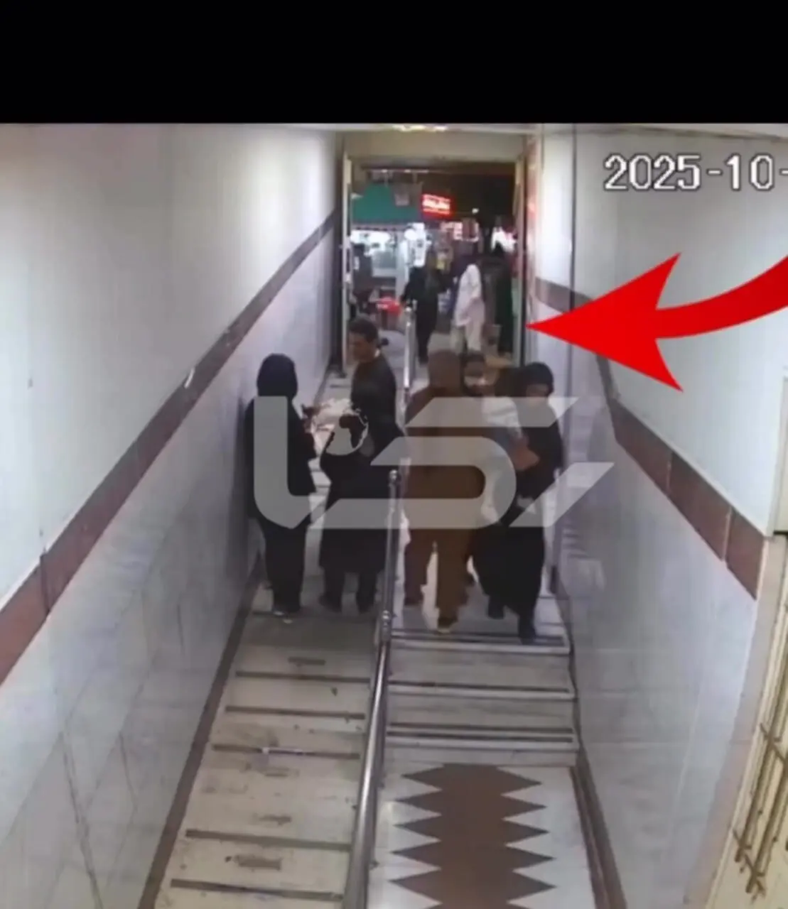 فیلم سرقت عجیب در درمانگاه امام رضا کرمانشاه / دزدی گوشواره از گوش دختربچه در آغوش مادر
