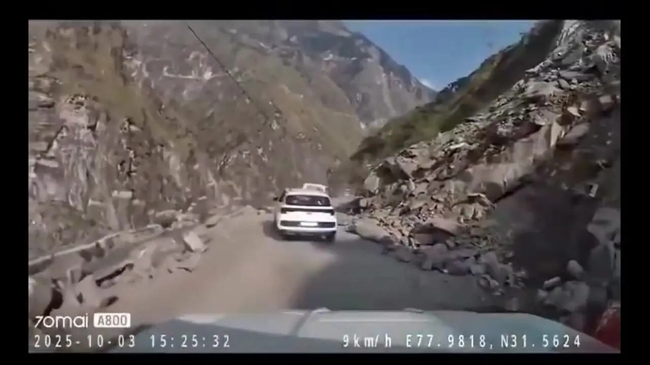 سقوط سنگ غول پیکر در جاده / رانند جان سالم به در برد + فیلم