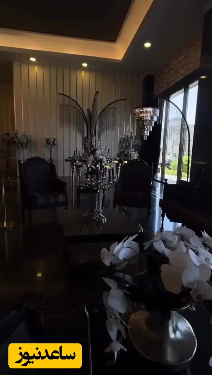 فیلم / مروری بر  مراسم ختم باشکوه و مجلل پدرزن علیرام نورایی مجری مردان آهنین / رونمایی صبا تاجیک  از تالار مجلل و انواع غذاهای سلف سرویس تا تاج گل‌های اعیانی 