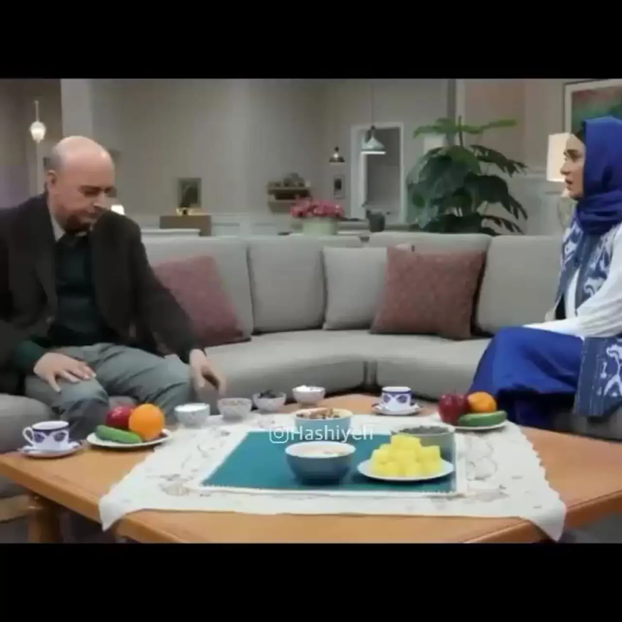 فیلم / گریه های جگرسوز پریناز ایزدیار در پخش زنده  / خانم بازیگر جیران از دست زن همسایه شان کم آورد و زد زیر گریه ...